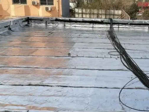 安多卫生间漏水维修公司分享下安多屋面楼顶防水刚性防水层施工要点。